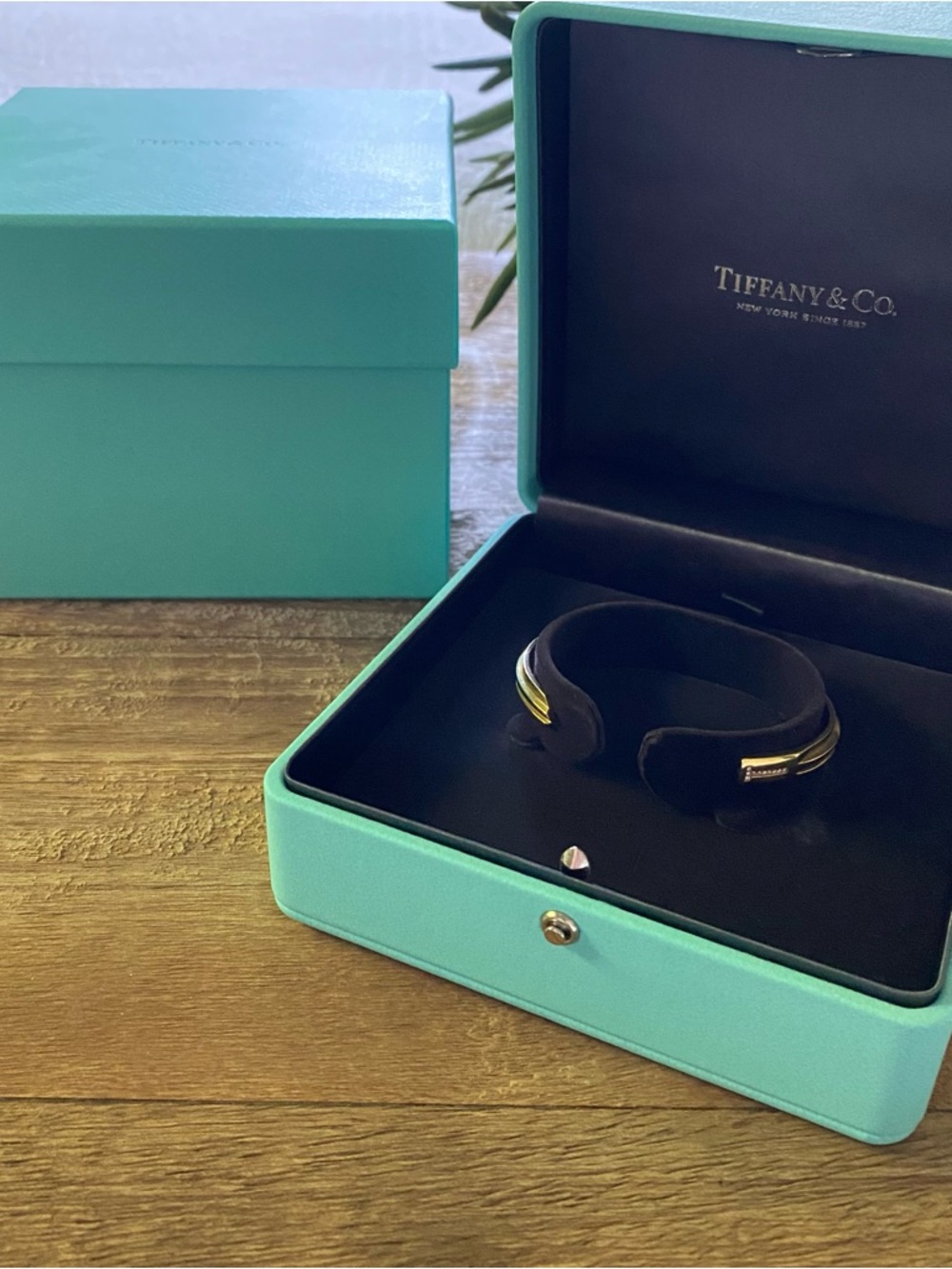 TIFFANY & CO. - 18 Carat Yellow Gold and Diamond Key
T Cuff with Leather Box - Picture 2 of 16